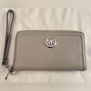 Michael Kors Fulton Zip Wristlet Wallet Silver Pearl Grey-See description